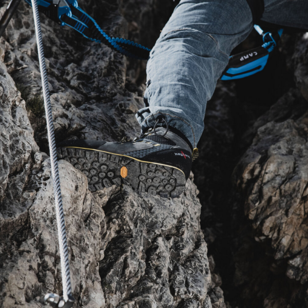 ZAPATO KAYLAND VITRIK MID GTX DARK GRIS/AMARILLO - Imagen 3